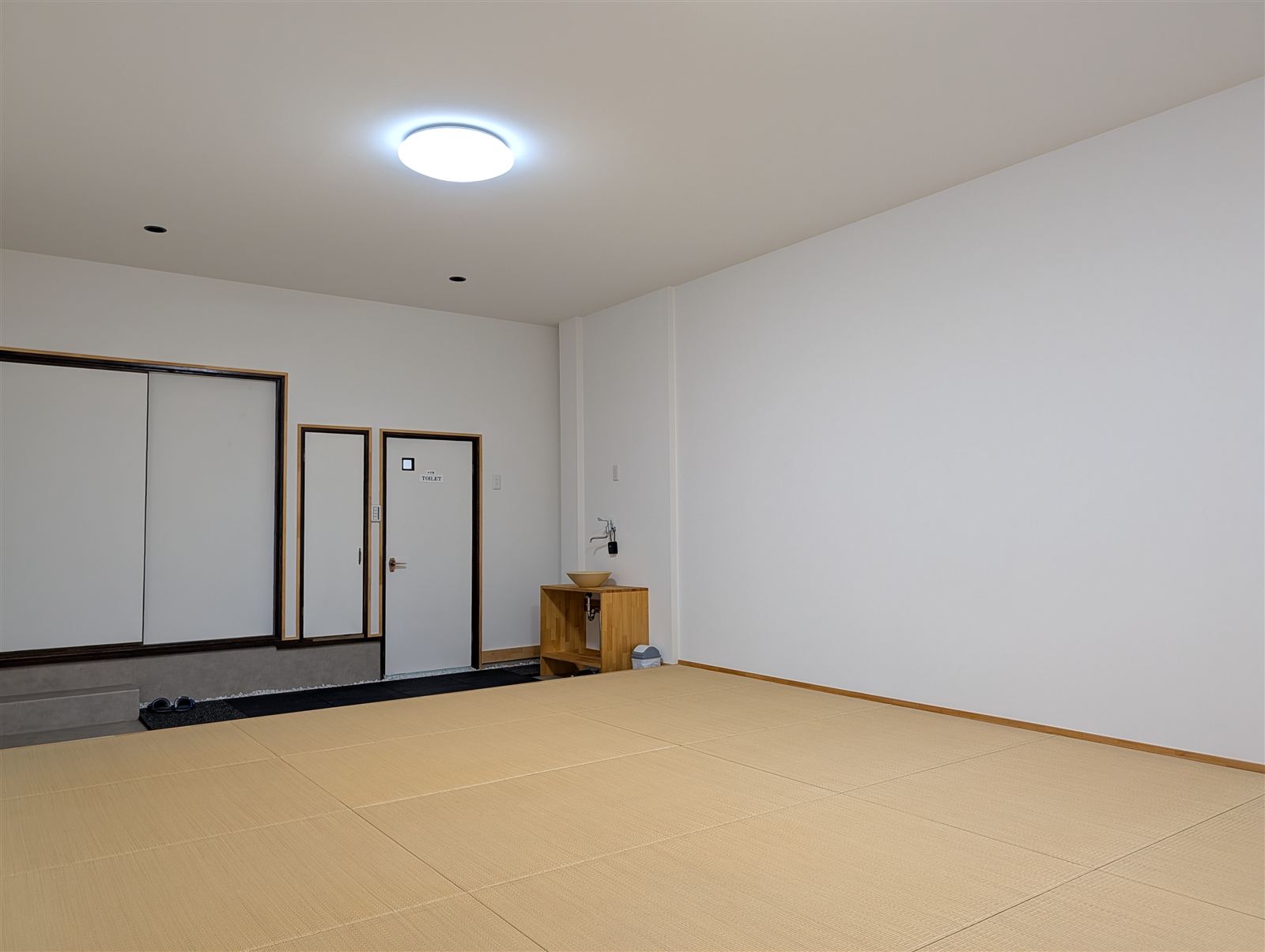 和室から見た手洗い・お手洗い