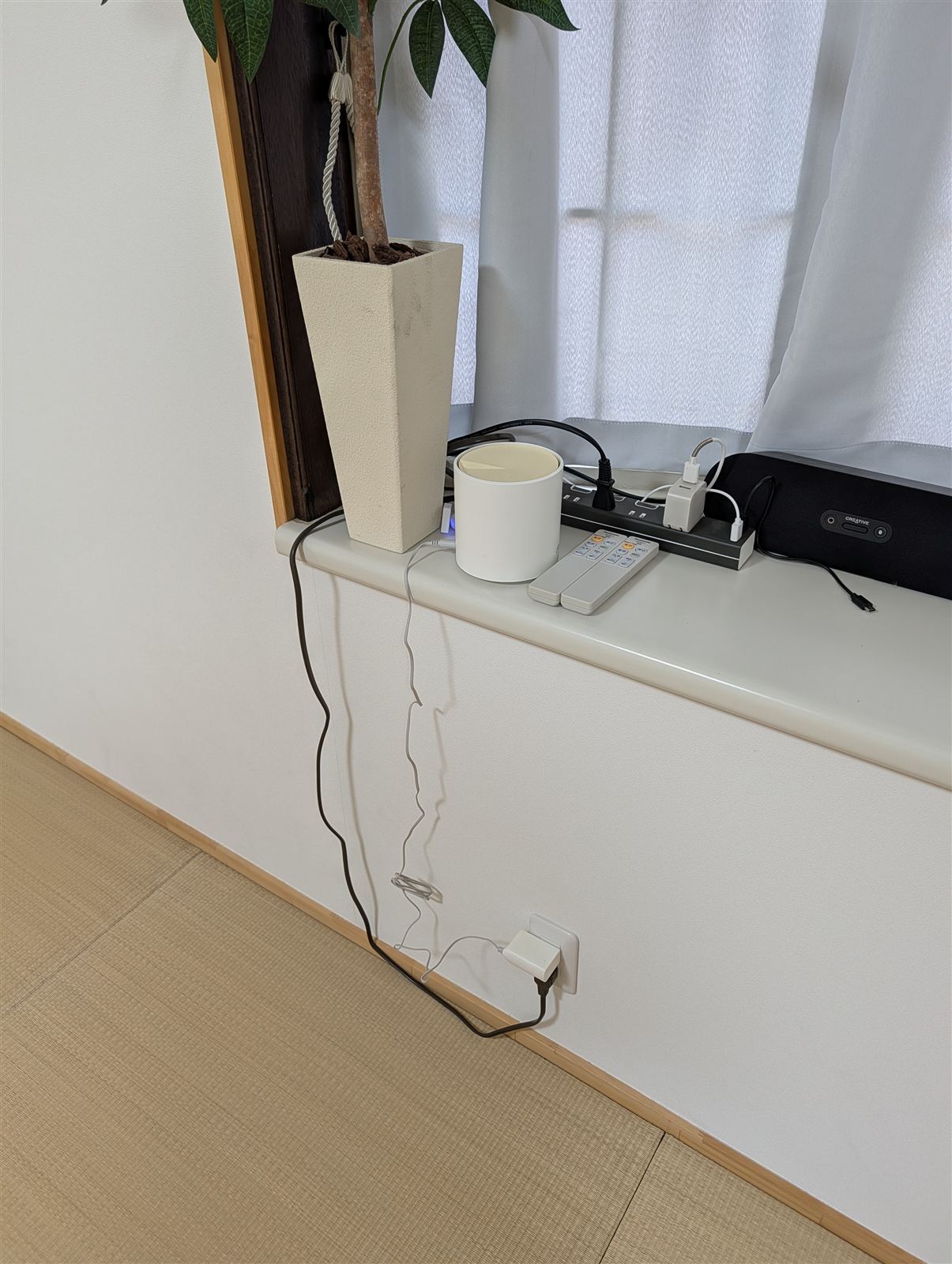窓際のWi-Fi・音響機器